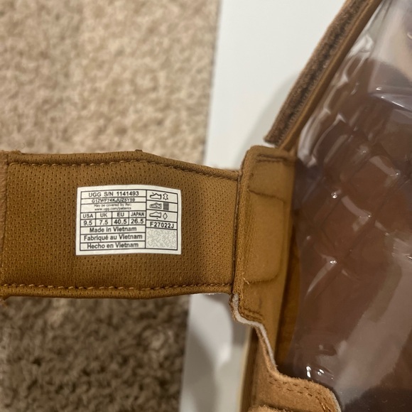 UGG®Women's Goldenstar Slingback Platform Sandals - Picture 4 of 9